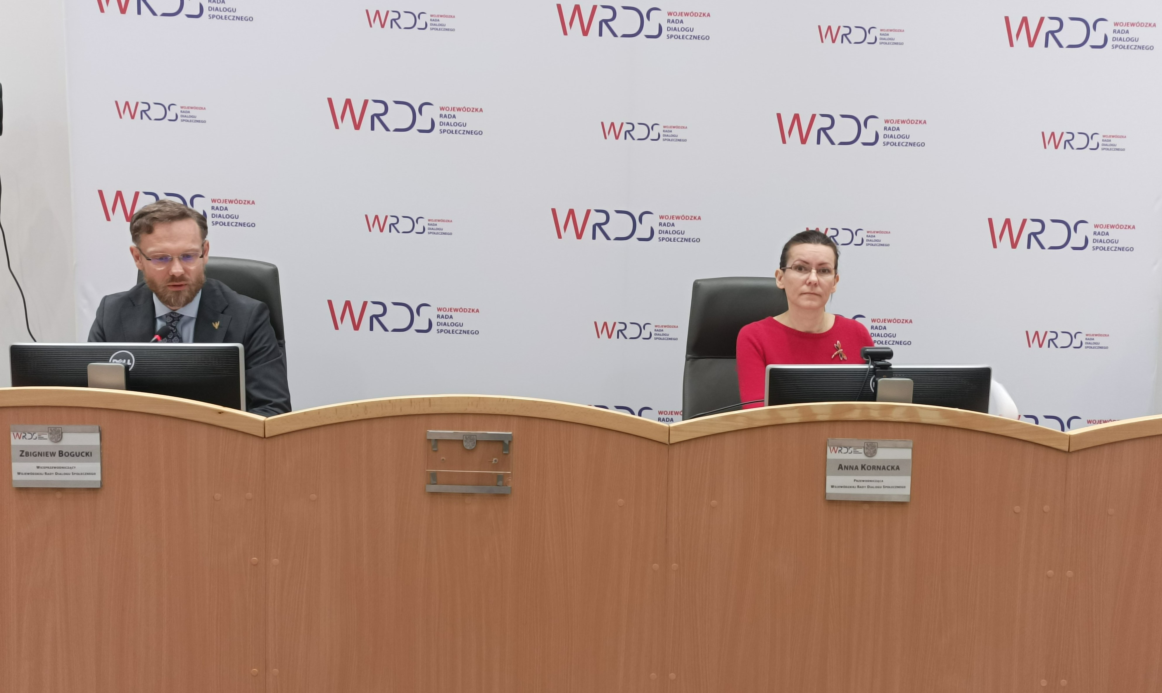 (od lewej) Wojewoda Zachodniopomorski, Zbigniew Bogucki oraz Przewodnicząca Wojewódzkiej Rady Dialogu Społecznego w Województwie Zachodniopomorskim, Anna Kornacka (od lewej) Wojewoda Zachodniopomorski, Zbigniew Bogucki oraz Przewodnicząca Wojewódzkiej Rady Dialogu Społecznego w Województwie Zachodniopomorskim, Anna Kornacka