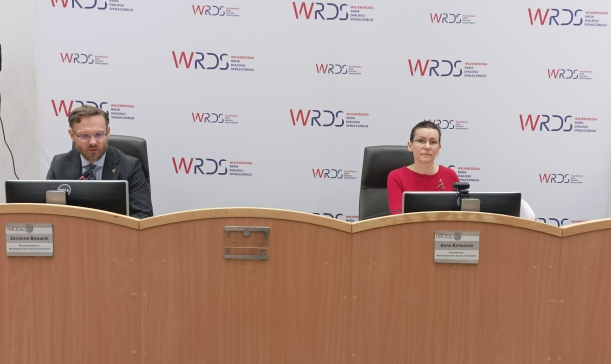 (od lewej) Wojewoda Zachodniopomorski, Zbigniew Bogucki oraz Przewodnicząca Wojewódzkiej Rady Dialogu Społecznego w Województwie Zachodniopomorskim, Anna Kornacka