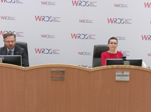 (od lewej) Wojewoda Zachodniopomorski, Zbigniew Bogucki oraz Przewodnicząca Wojewódzkiej Rady Dialogu Społecznego w Województwie Zachodniopomorskim, Anna Kornacka